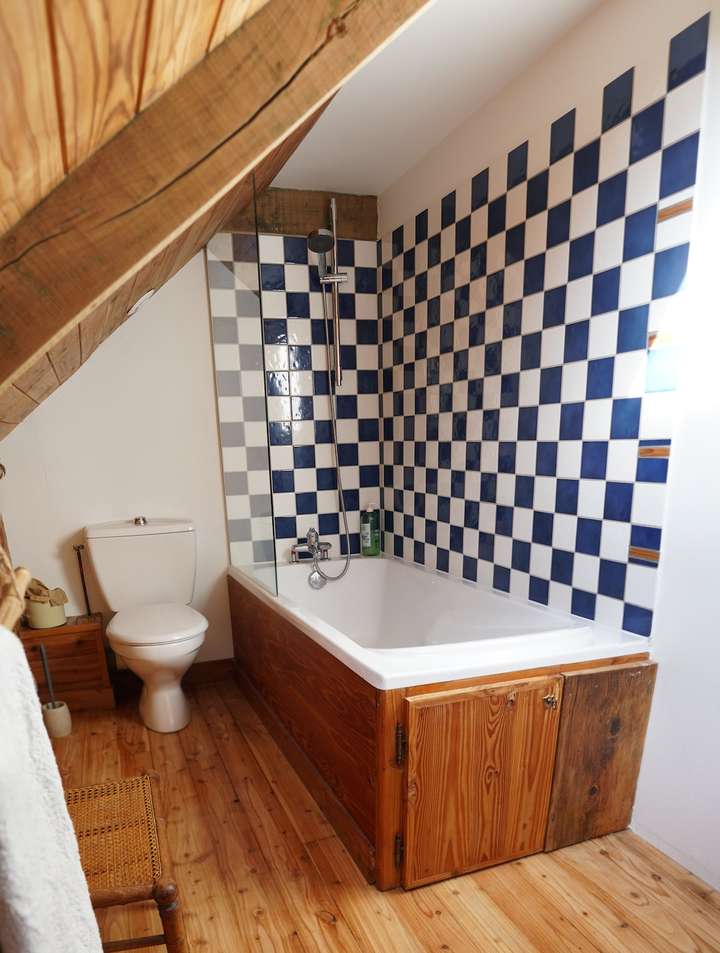 Chambre non mitoyenne séparée par une salle de bain