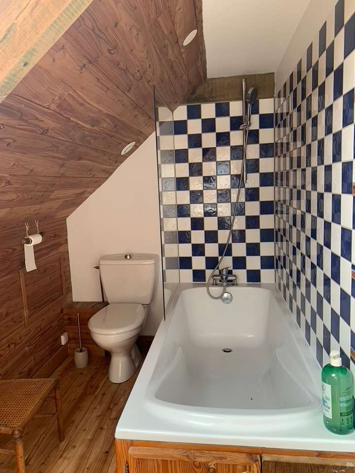 Chambres non mitoyennes séparées par la salle de bain
